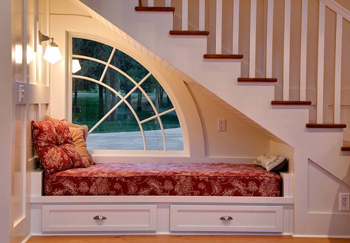 кровать под лестницей в доме
