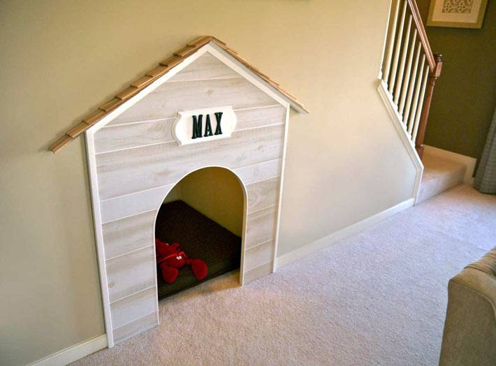 комната для собаки под лестницей