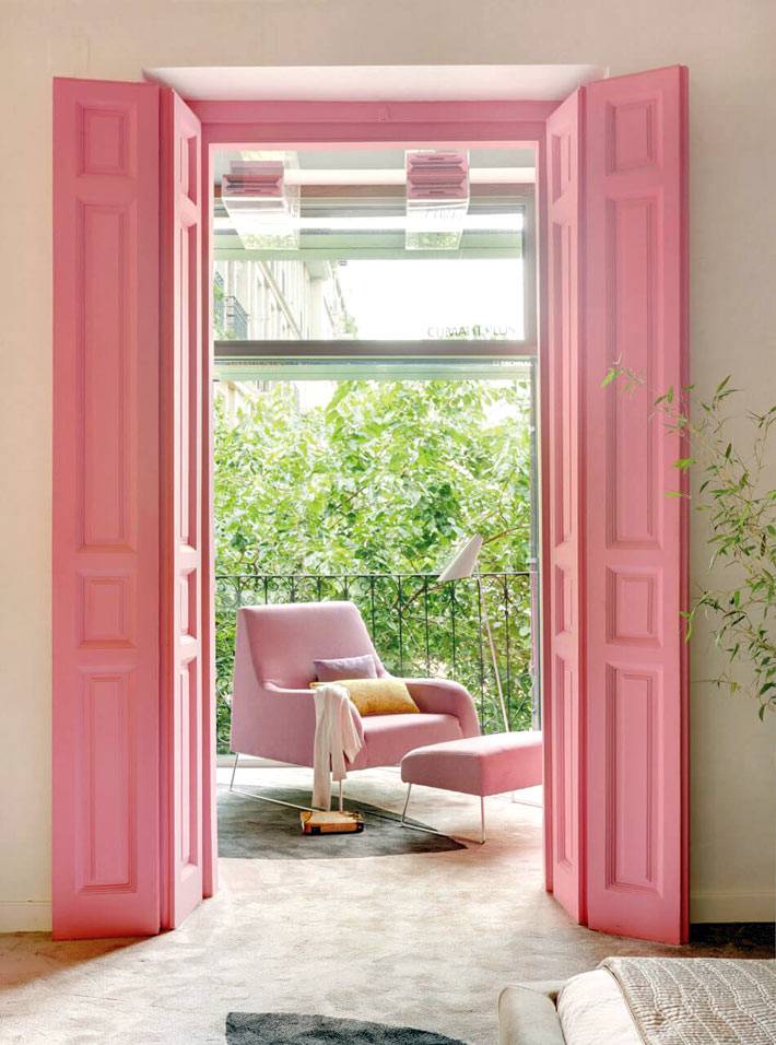 Красочные разноцветные идеи для дверей в интерьере