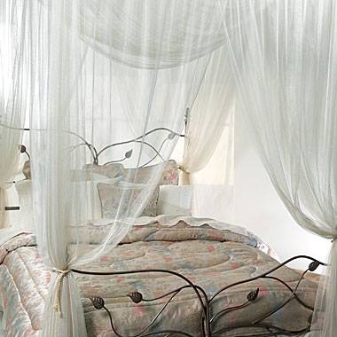 Балдахин - романтическая роскошь в интерьере спальни