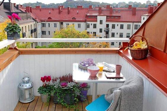 Красивый балкон - место для отдыха в современных квартирах