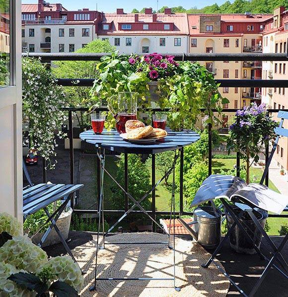 Красивый балкон - место для отдыха в современных квартирах