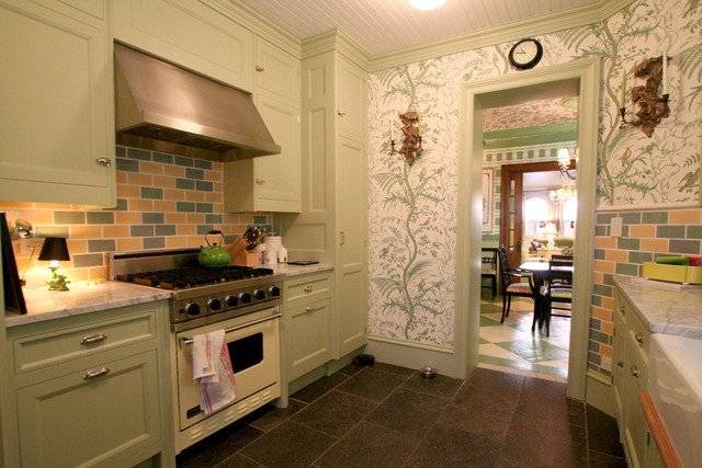 Уютная кухня в светло-зеленом цвете