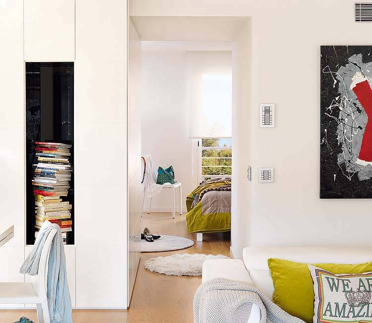 Красочный дизайн интерьера небольшой квартиры