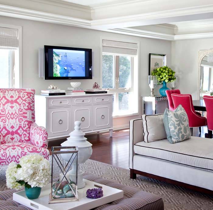 Дизайн гостиной комнаты с деталями бирюзового и малинового цветов
