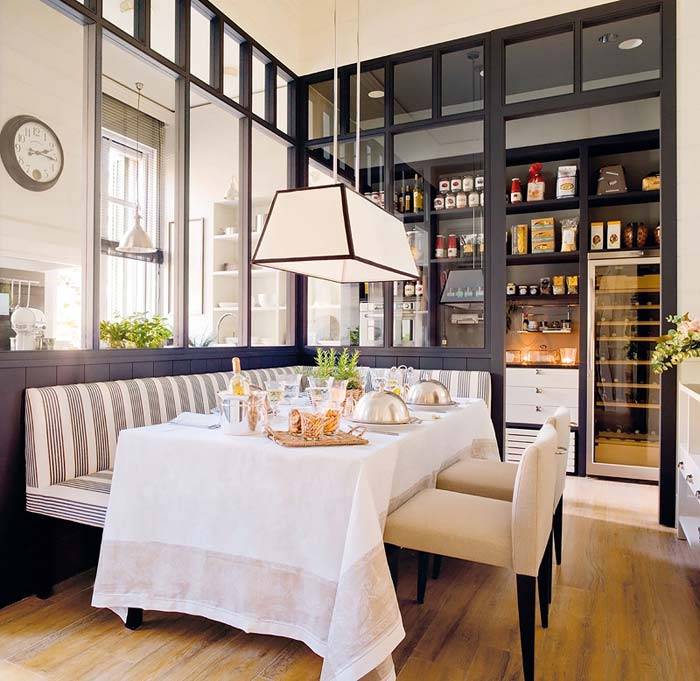 Красивый интерьер кухни со столовой: черно-белое цветовое решение