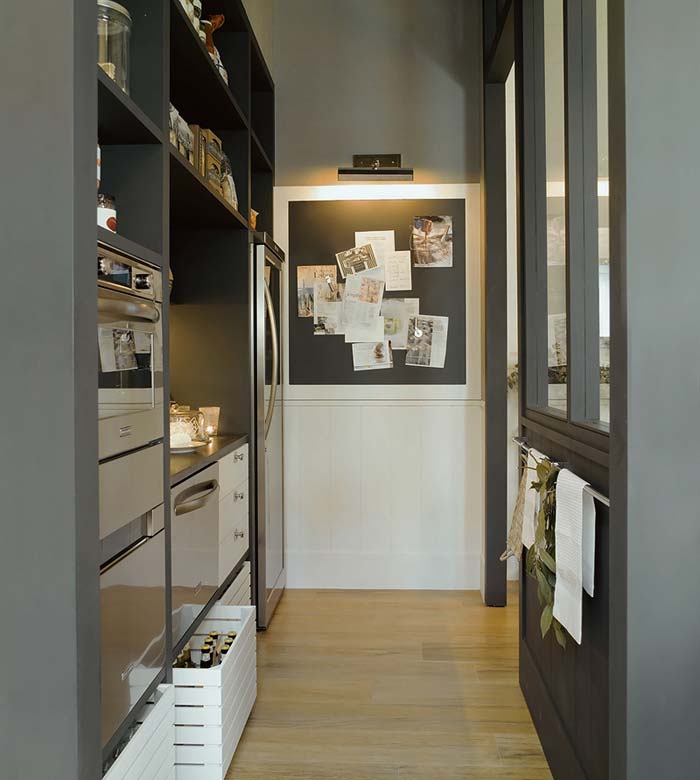 Красивый интерьер кухни со столовой: черно-белое цветовое решение