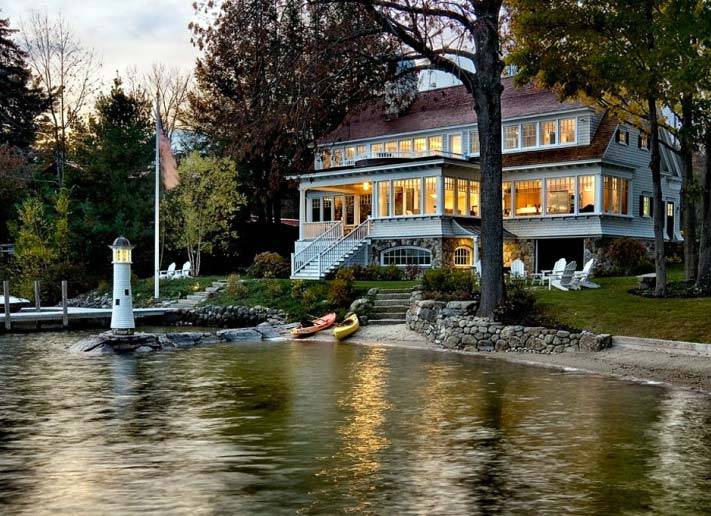 Красивый дом на берегу озера Уиннипесоки (США)