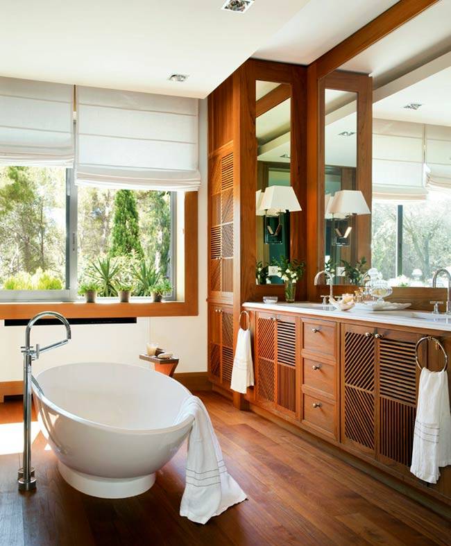 Просторная ванная комната с отделкой из дерева