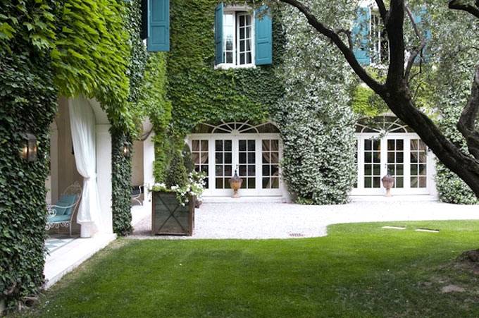 Уютный двор, утопающий в зелени (архитектор Michele Bonan)