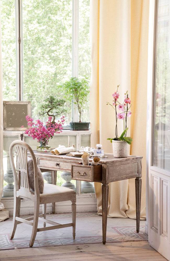 Красивая гостиная комната с налетом винтажности (дизайнер Isabel Flores)