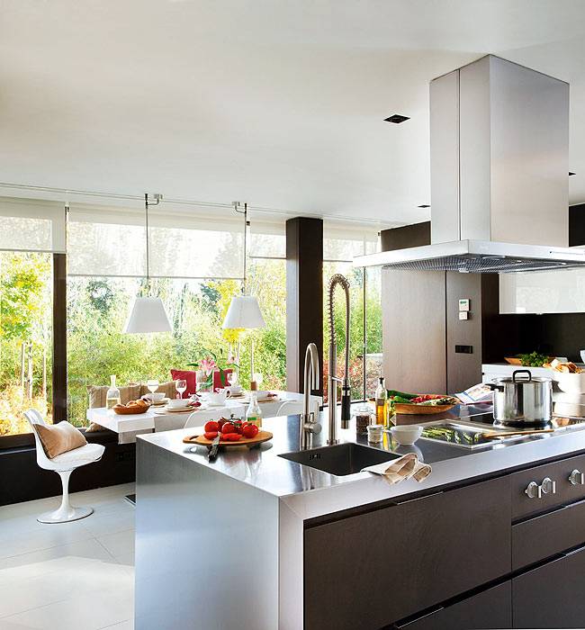 Современная кухня с великолепным панорамным видом