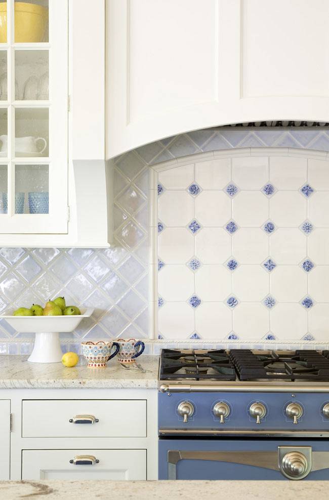 Кухня в бело-голубых тонах от дизайнера Terri Rose