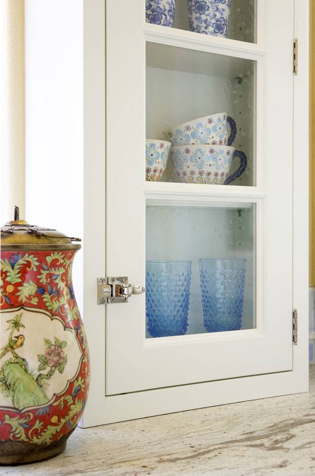 Кухня в бело-голубых тонах от дизайнера Terri Rose