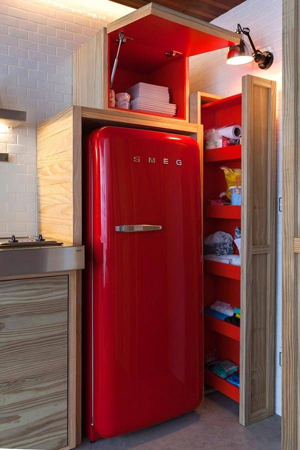 Игра красок: яркий холодильник в интерьере кухни