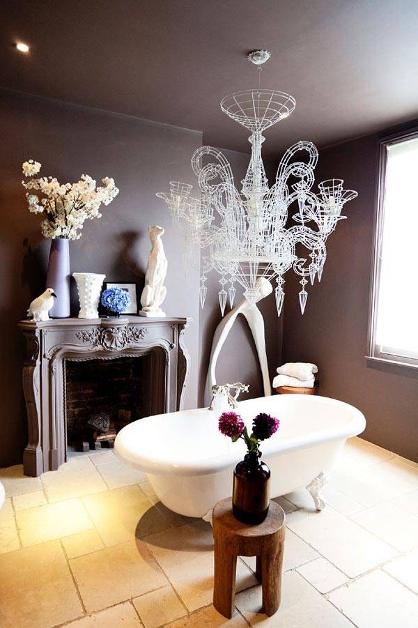 Уютные интерьеры ванных комнат с камином
