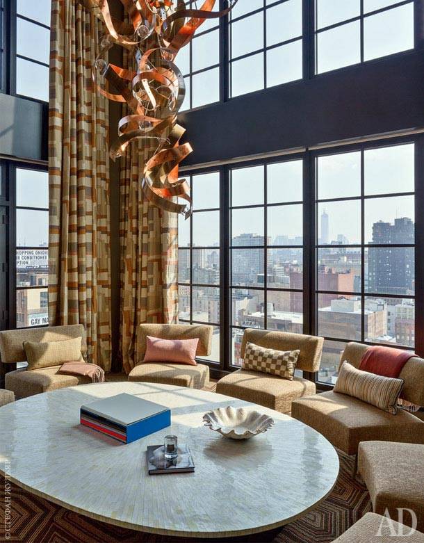Динамичный интерьер двухуровневой квартиры в Нью-Йорке