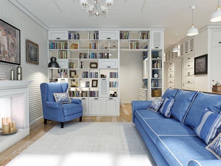 квартира для молодой девушки с белой мебелью и синим диваном