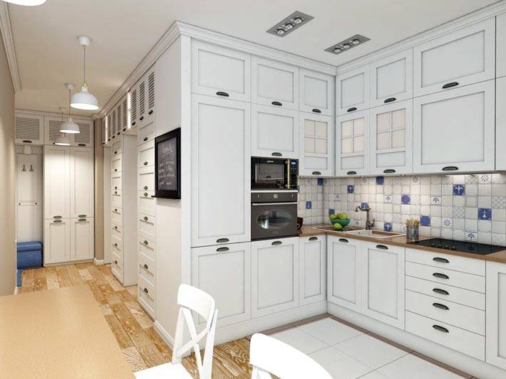 Светлое оформление квартиры, кухня с белыми шкафчиками