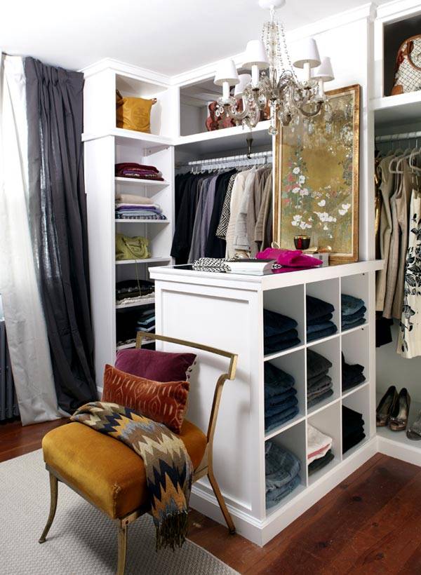 интерьер гардеробной комнаты с белыми стеллажами фото