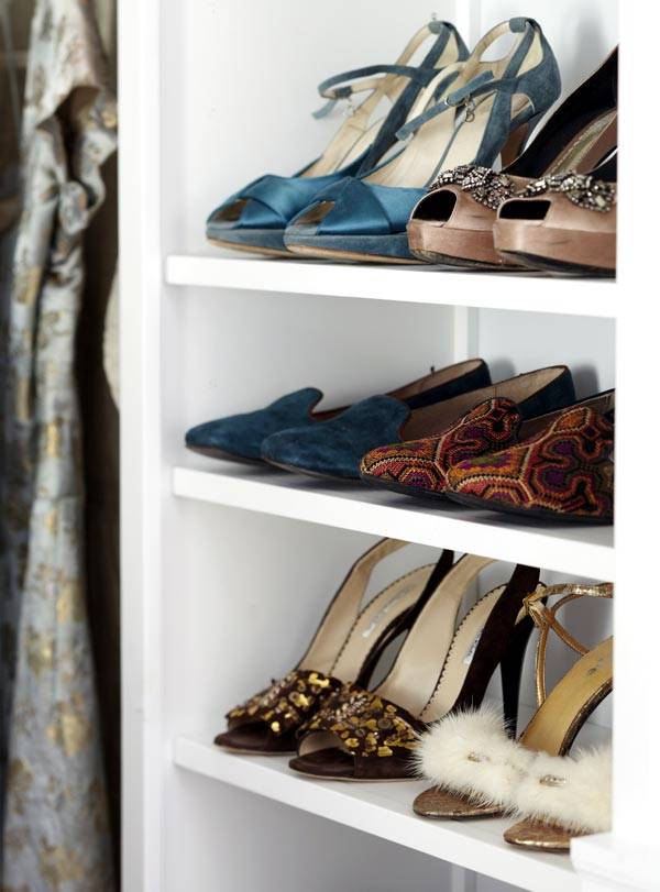 Организация хранения обуви на полках в гардеробной комнате