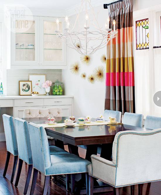 дизайн кухни с голубыми мягкими стульями фото