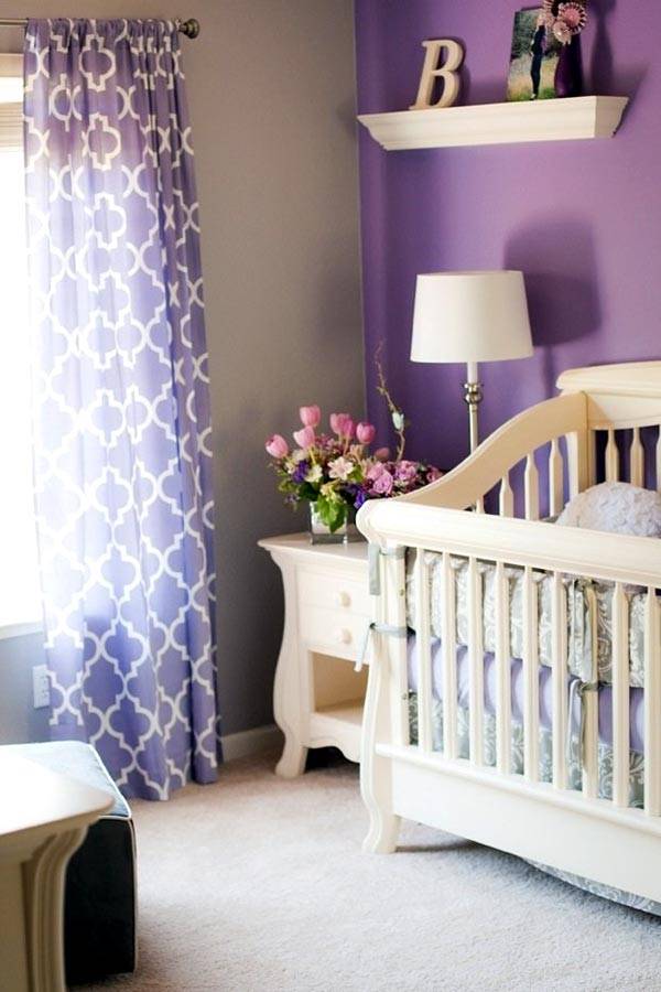 детская комната с бежевыми стенами и одной фиолетовой стеной