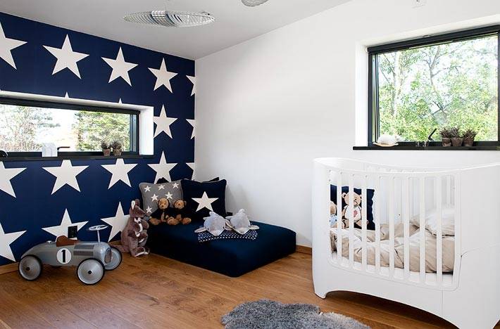 Красивая стена со звездами в детской комнате фото