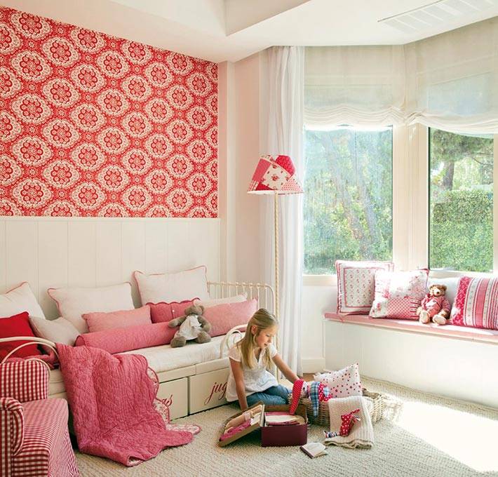 Яркая красная главная стена в дизайне детской комнаты
