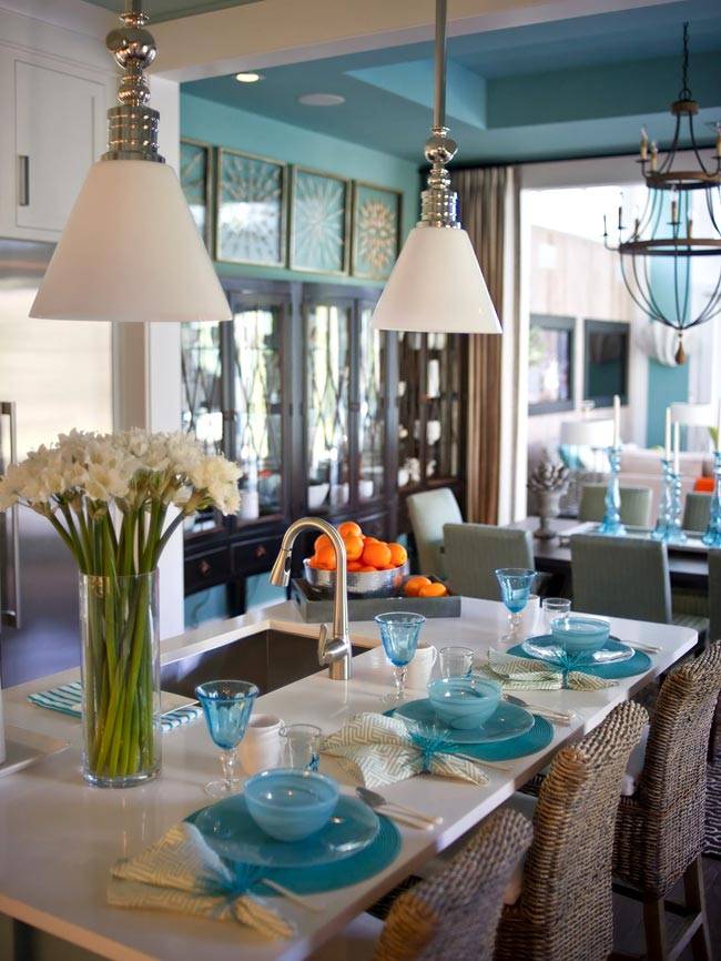 роскошная кухня бирюзового цвета со столовой зоной