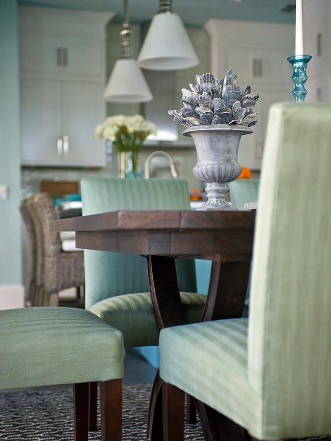мягкие светло-зеленые стулья за коричневым столом в кухне