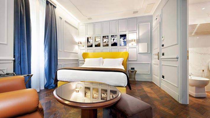 Интерьер спальни с желтой кроватью в отеле The Corner фото