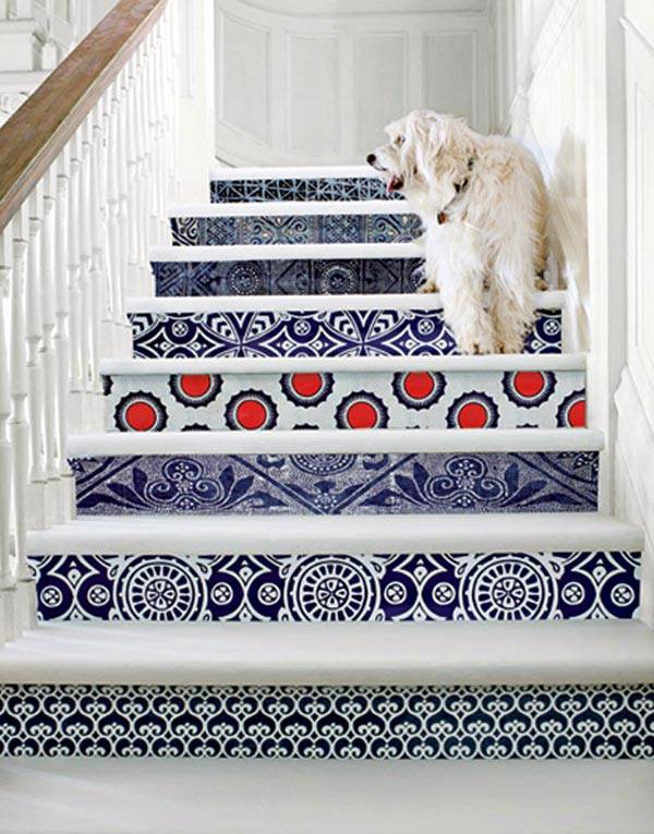 Красивый дизайн лестницы в доме с помощью разных плиток фото