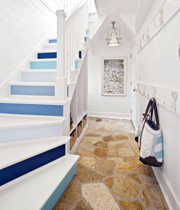 все оттенки синего цвета на лестничных ступенях в доме