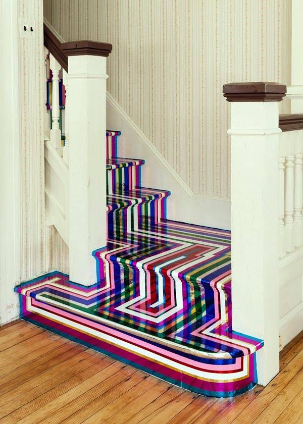 Разноцветные рисунки на ступеньках лестницы в доме