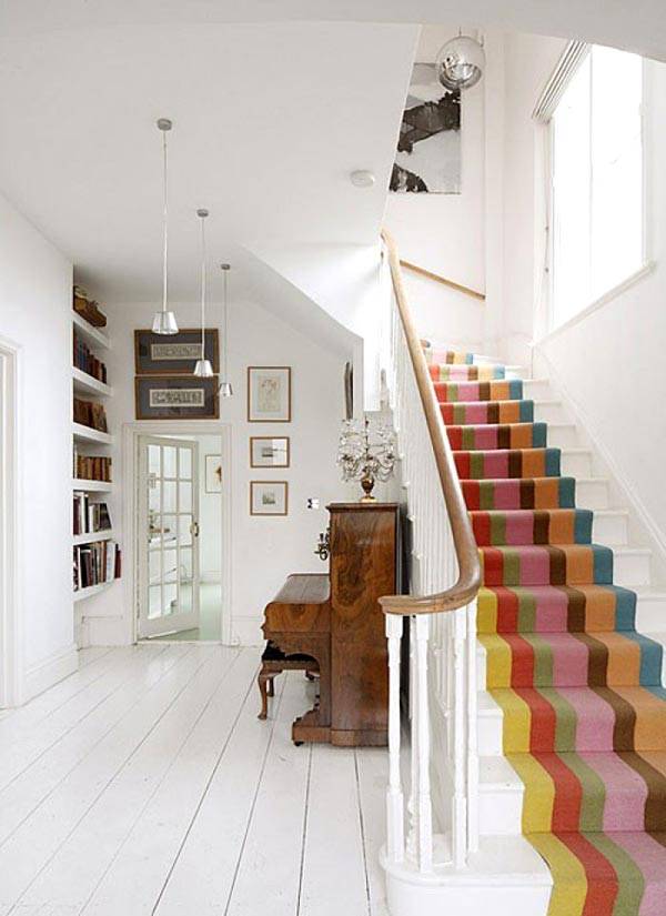 Цветная дорожка на белых ступенях лестницы фото