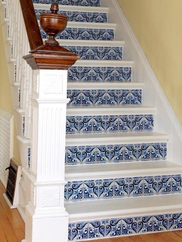 Плитка с бело-голубым орнаментом в декоре лестницы