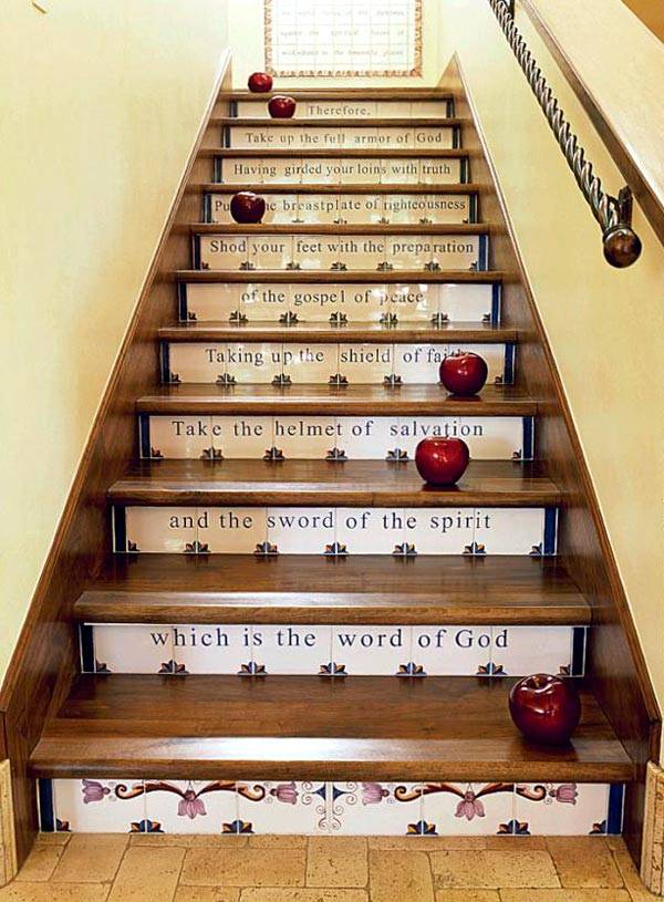 надписи и цитаты на разных ступеньках лестницы на второй этаж