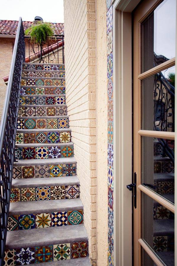 Красивая плитка в декоре наружной лестницы фото