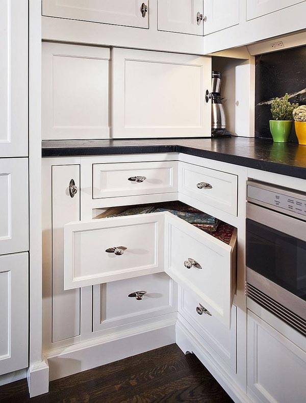 белая кухонная мебель с угловыми ящиками