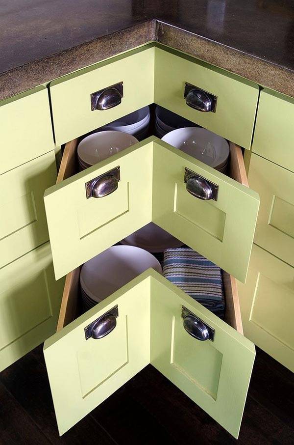Удобные угловые ящики на кухне зеленого цвета фото