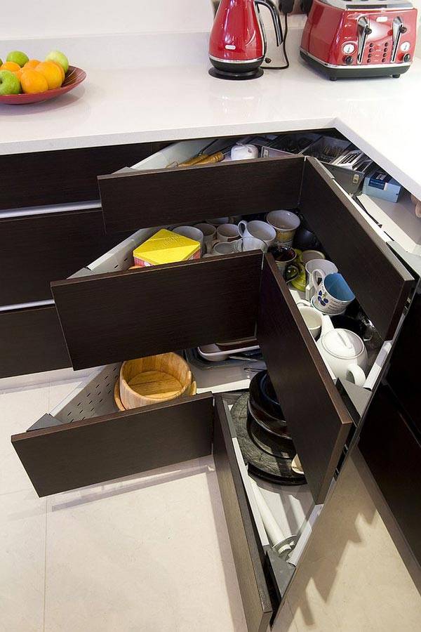 Рациональное хранение в угловых ящиках на кухне