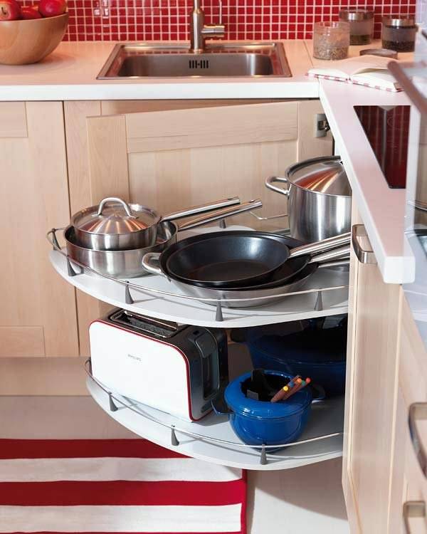 Практичная угловая полка на кухне для посуды