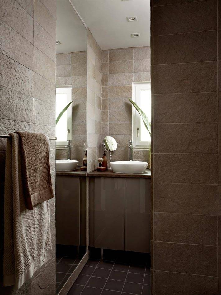 коричневая керамическая плитка на стенах ванной комнаты квартиры