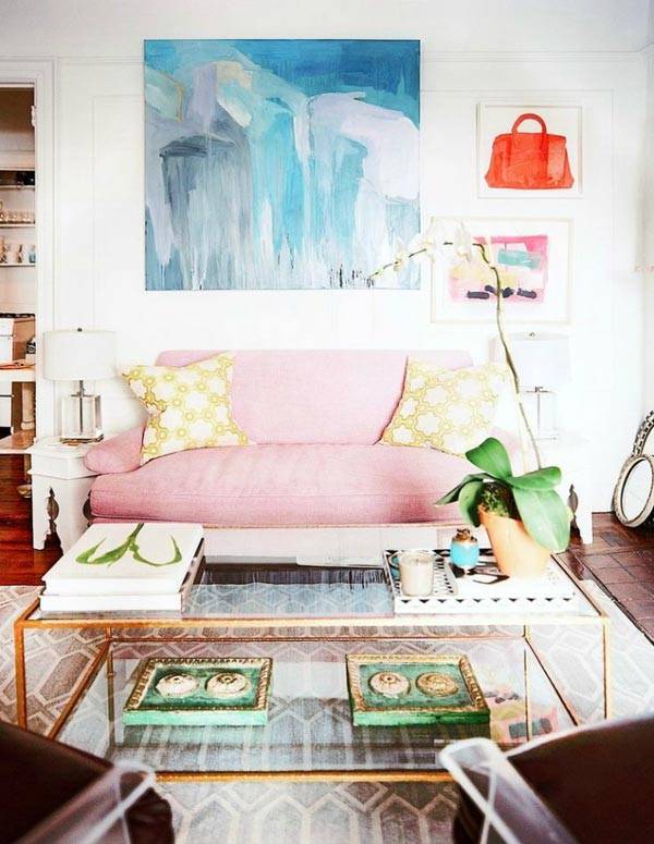 ярко синяя картина и блежно-розовый диван в комнате