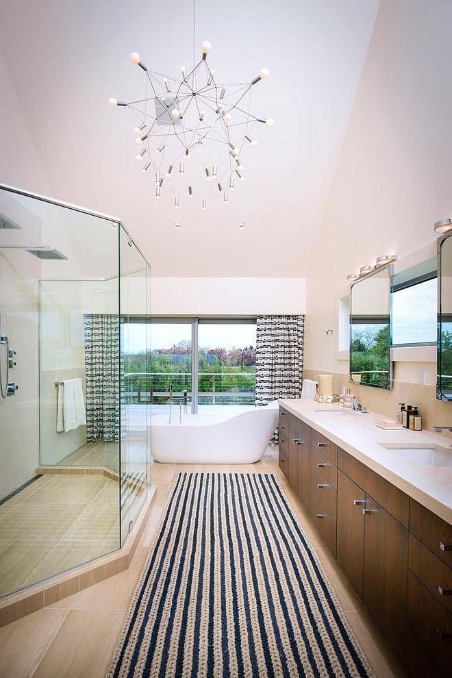 Роскошная ванная комната с ультрасовременной люстрой