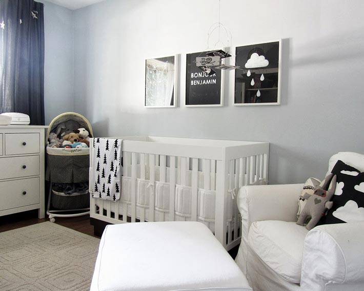 Детская комната серого цвета с черными картинками на стене