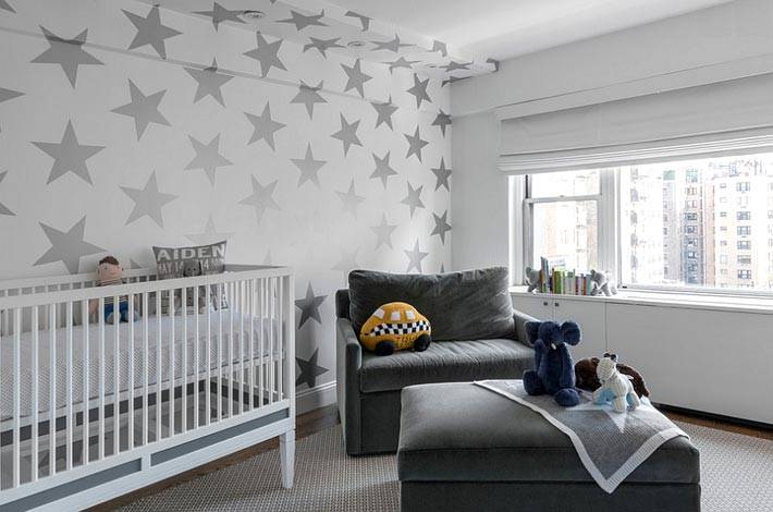 темно-серые звезды на обоях в комнате для младенца