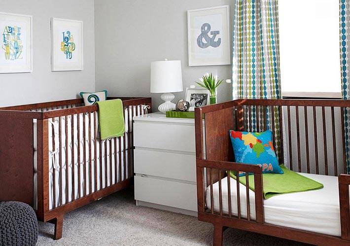 комната для двух малышей с нейтральными серыми стенами
