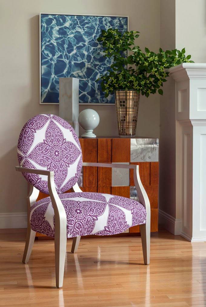 дизайнерский мягкий стул с розовой обивкой 